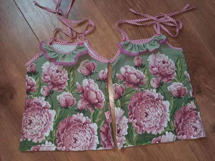 Tweeling meisjes bloemen topjes maat 116., Kinderen en Baby's, Tweelingen en Meerlingen, Zo goed als nieuw, Kleding, Ophalen of Verzenden