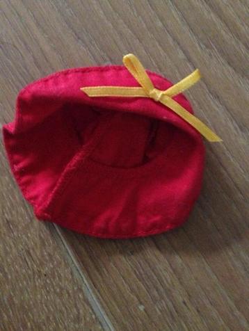 Rood hoedje met gele strik van L'il Friends Strawberrie beschikbaar voor biedingen
