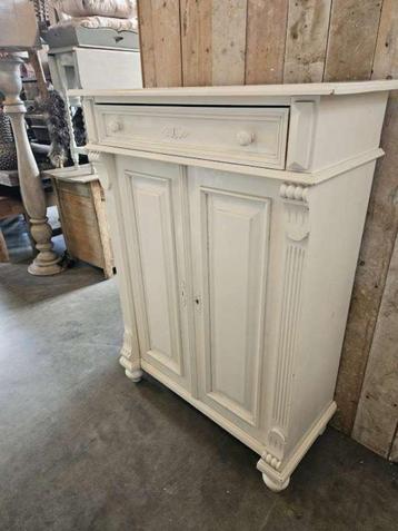 brocante meidenkast``WOONWINKEL RUSTIEK`` beschikbaar voor biedingen