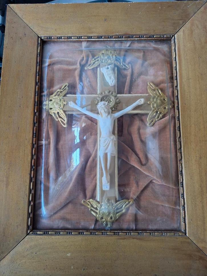 Antiek Kruisbeeld in Lijst met Glazen Koepel, Antiek en Kunst, Antiek | Religie, Ophalen of Verzenden
