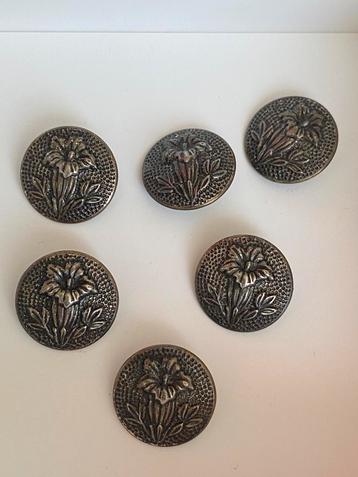 6x antiek knoppen met bloemmotief.  beschikbaar voor biedingen