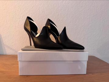 Manolo Blahnik - Pandora beschikbaar voor biedingen