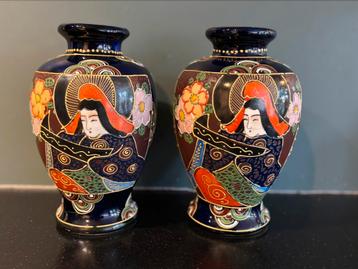 2 Japanse Satsuma vaasjes (18,5 cm hoog) beschikbaar voor biedingen
