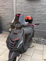 Piaggio Zip IGET 2022 + Boxer Helm getint vizier, Fietsen en Brommers, Scooters | Piaggio, Ophalen, Gebruikt, Maximaal 45 km/u
