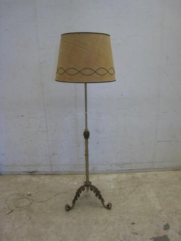 Vintage smeedzijder staande lamp beschikbaar voor biedingen