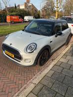 Mini Cooper 5-deurs  1.5 Automaat Weinig KM, Auto's, Mini, Zwart, Leder en Stof, Wit, Origineel Nederlands