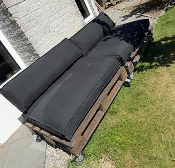 Loungeset van pallets met kussens beschikbaar voor biedingen