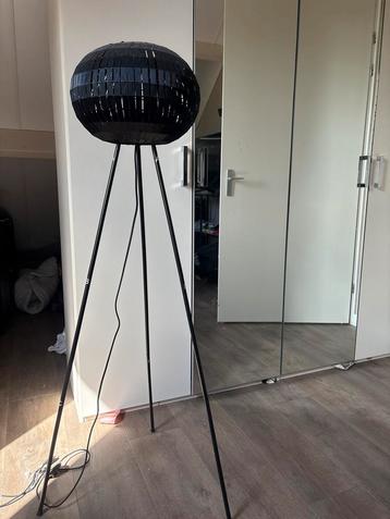 Zwarte Staande Vloerlamp beschikbaar voor biedingen