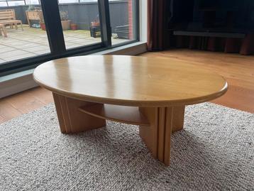 Leuke ovale salontafel van hout