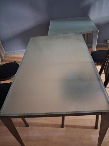 glazen tafel met stoelen 