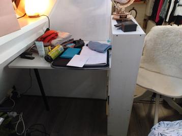 Zelfgemaakt bureau met vakkenkast moet weg beschikbaar voor biedingen