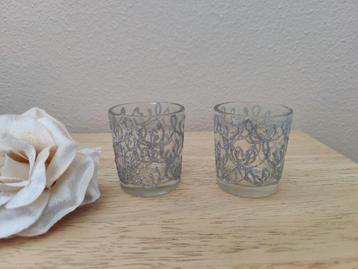 Twee waxinelichtjehouders met mooie glitterdecoratie beschikbaar voor biedingen