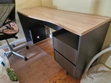 Bureau met lades beschikbaar voor biedingen