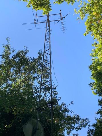 Zendmast met paraboolschotels en antennes beschikbaar voor biedingen
