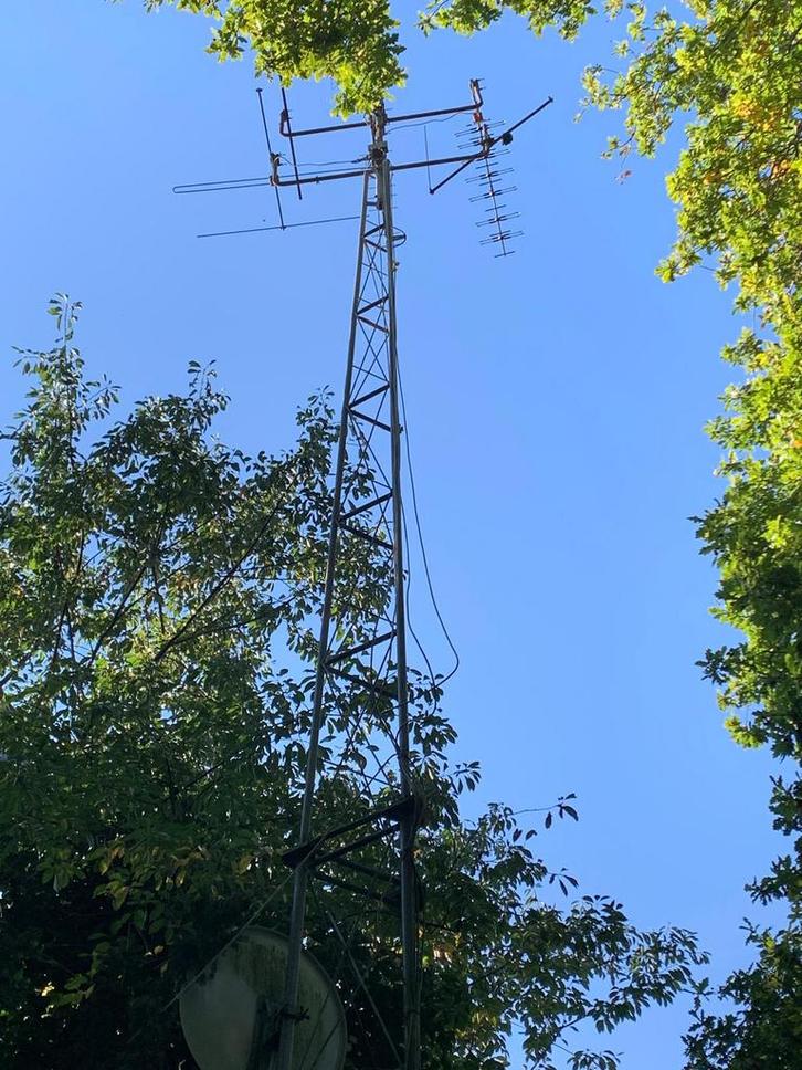Zendmast met paraboolschotels en antennes, Telecommunicatie, Antennes en Masten, Zo goed als nieuw, Ophalen of Verzenden