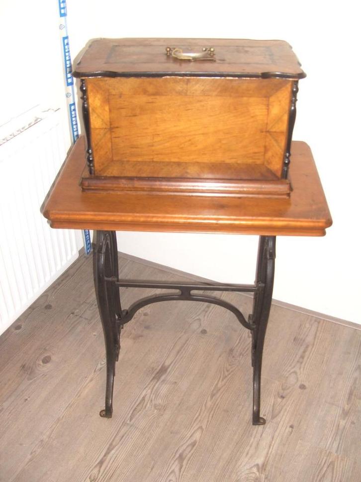 Industriële naaimachinetafel met naaimachine, Antiek en Kunst, Antiek | Naaimachines, Ophalen
