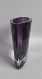 Paarse vaas Krosno glas;

18 x 17 x 7,5 cm

1760 gram, Krosno, Gevondenengemaakt@gmail.com, Overige kleuren, Krosno