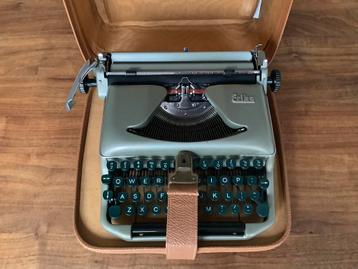 Verzamelaars item Vintage Erika 11 draagbare typemachine beschikbaar voor biedingen