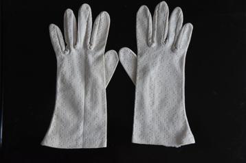Antieke roomwitte handschoenen glacé beschikbaar voor biedingen
