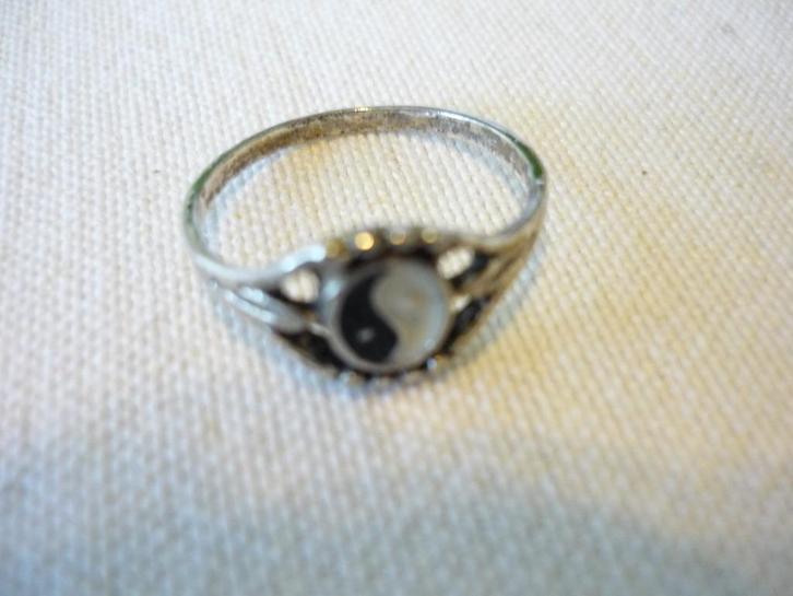 Ring Jing jang in zeer goede staat, Sieraden, Tassen en Uiterlijk, Ringen, Zo goed als nieuw, Dame, 17 tot 18, Zilver, Verzenden