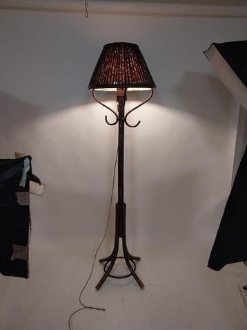 Vloerlamp beschikbaar voor biedingen