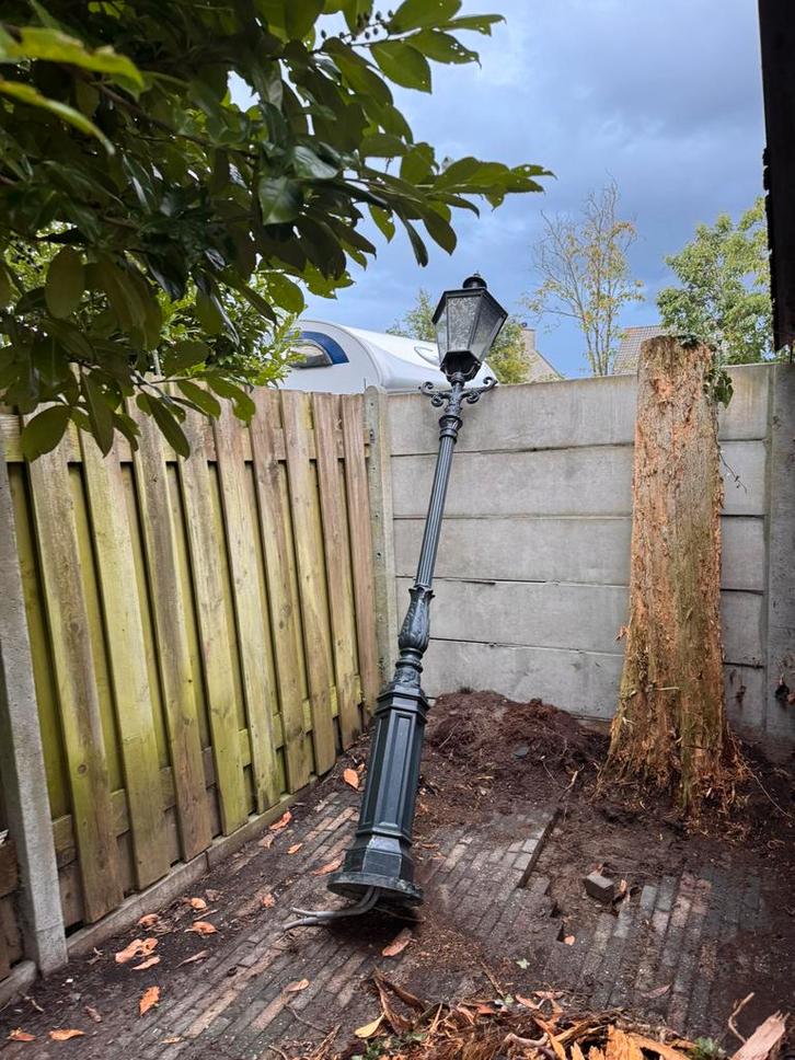 Sierlijke klassieke lantaarnpaal – gietijzer, zwart, Tuin en Terras, Buitenverlichting, Zo goed als nieuw, Staande lamp, IJzer