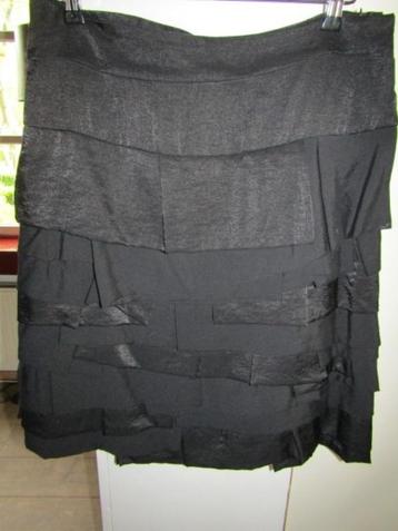 D486 Bohemia mt M rok zwart laagjes beschikbaar voor biedingen