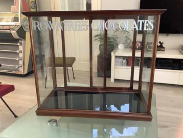 Engelse Vitrine Rowntrees Chocolates beschikbaar voor biedingen