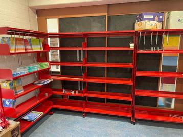 Metalen boekenkasten uit onze school beschikbaar voor biedingen