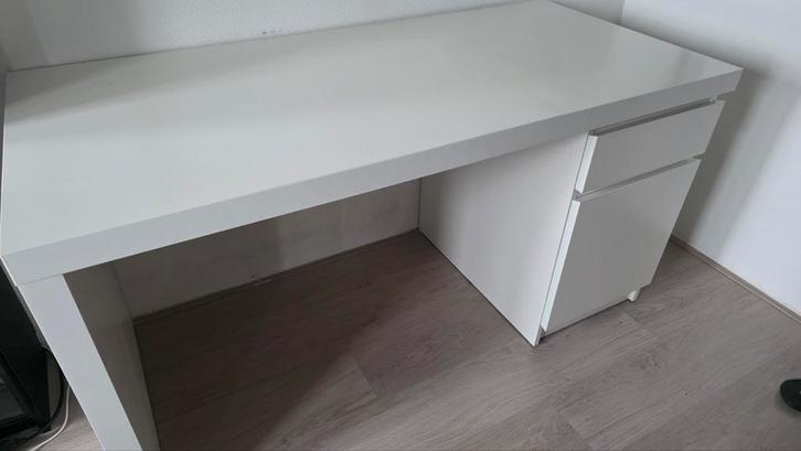 Ikea Malm bureau wit 140x65 cm, Huis en Inrichting, Bureaus, Zo goed als nieuw, Bureau, Ophalen
