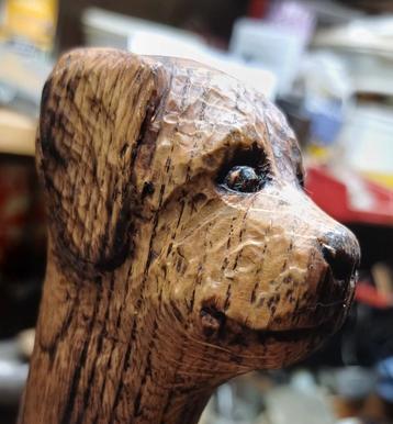 Unieke handbijl hatchet 700 gr. met houtsnijwerk hondekop. beschikbaar voor biedingen