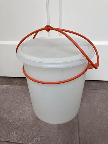 Tupperware wasemmer met hengsel beschikbaar voor biedingen