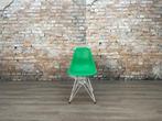 Vitra Eames Plastic Side Chair DSW groen bij TheReSales, Huis en Inrichting, Overige kleuren, Ophalen of Verzenden, Zo goed als nieuw