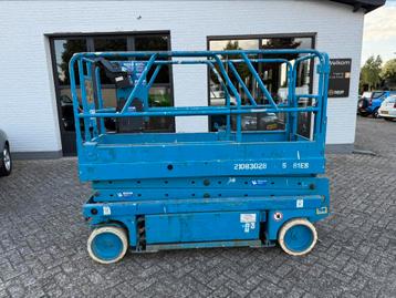 Goedwerkende Genie schaar hoogwerker beschikbaar voor biedingen