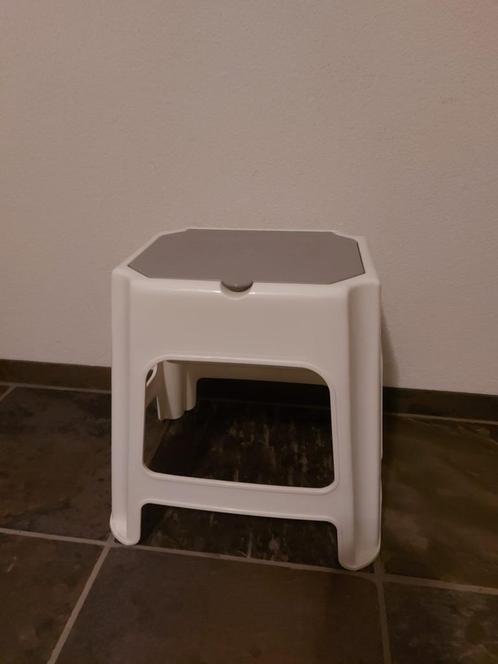 krukje met opbergvak en deksel, Huis en Inrichting, Krukjes, Zo goed als nieuw, Kunststof, Ophalen