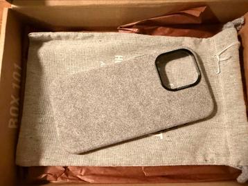 Hardgraft alcantara iphone 15 Pro Max hoes en gratis Belkin beschikbaar voor biedingen