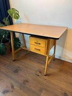 Vintage Houten Bureau met Formica Blad en Lades, Ophalen of Verzenden, Gebruikt, Bureau