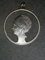 2,5 gulden Wilhelmina munt hanger uitgezaagd stil verzet, Ophalen of Verzenden, Overige soorten, Nederland, Embleem of Badge