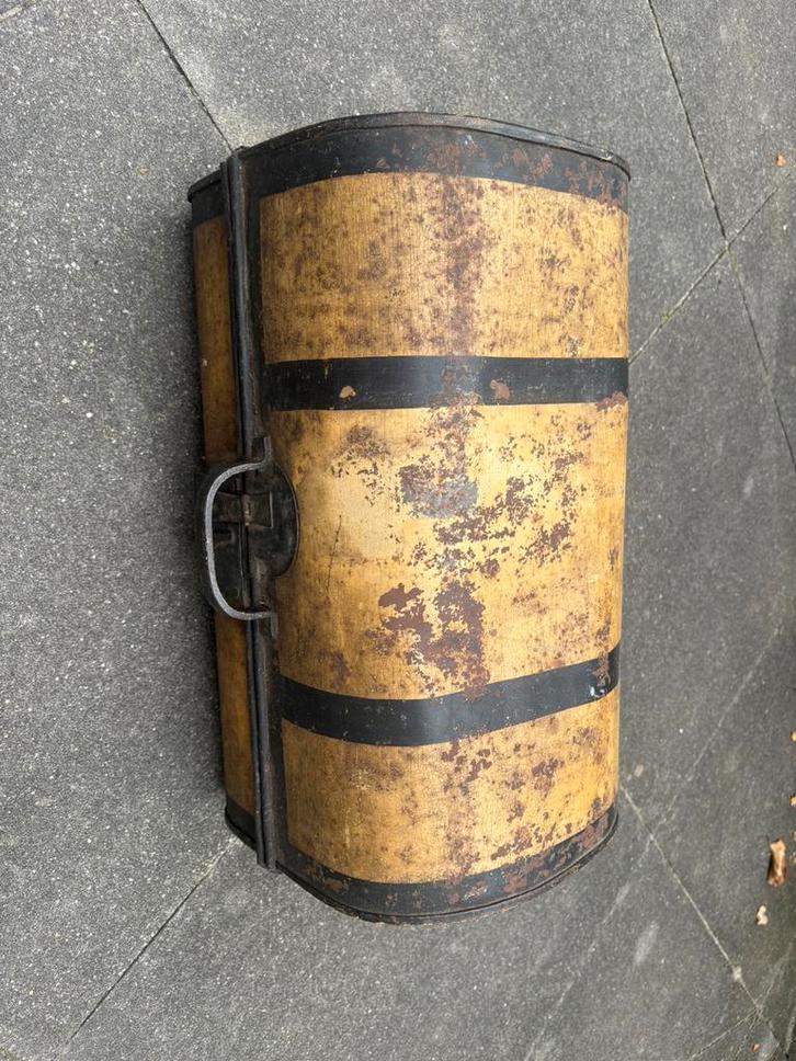 Antieke reiskist – geel/zwart – origineel staal (50x30 cm), Antiek en Kunst, Antiek | Woonaccessoires, Ophalen