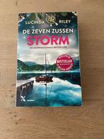 De Zeven Zussen - Storm (Lucinda Riley), Ophalen of Verzenden, Zo goed als nieuw, Nederland