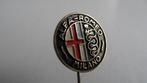 Alfa-Romeo Milano oldtimerauto speld, Verzamelen, Speldjes, Pins en Buttons, Verzenden, Gebruikt, Merk, Speldje of Pin