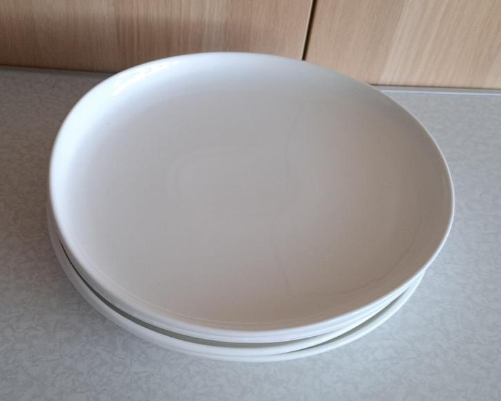Vier witte dinerborden Casa, Huis en Inrichting, Keuken | Servies, Gebruikt, Bord(en), Effen, Porselein, Ophalen of Verzenden