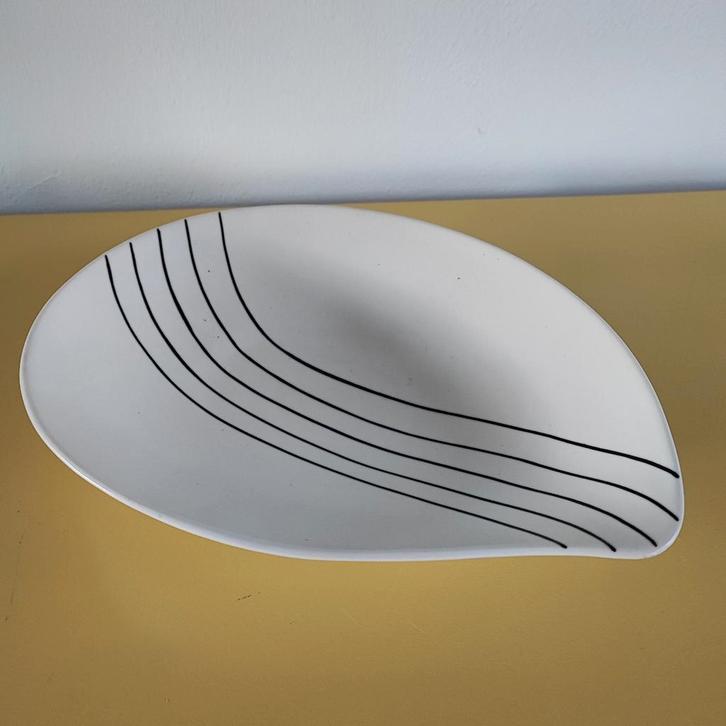 Petrus Regout Maastricht Schaal van Wim Visser. Sphinx, Antiek en Kunst, Antiek | Keramiek en Aardewerk, Ophalen of Verzenden