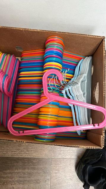 107  stuks Ikea kledinghangers, partij en 8 stoffen auto beschikbaar voor biedingen