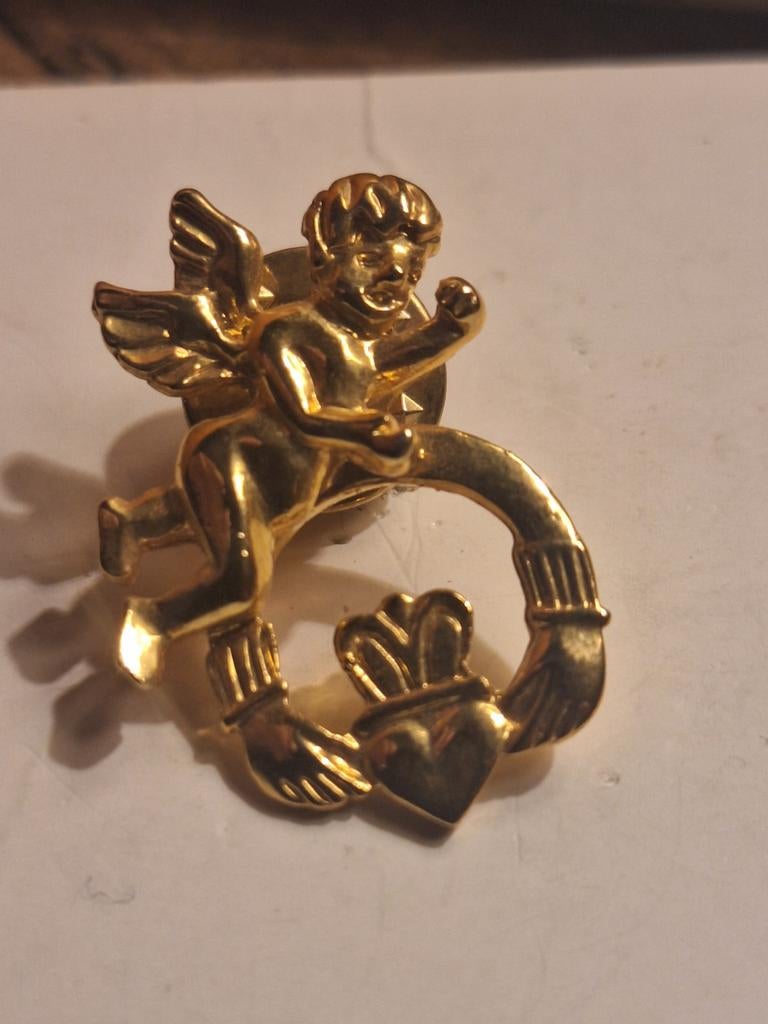 Goud kleurig  Engel Claddagh pin, Ophalen of Verzenden, Zo goed als nieuw, Figuurtje, Speldje of Pin