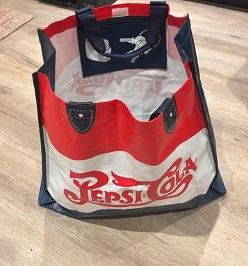 Cola tas beschikbaar voor biedingen