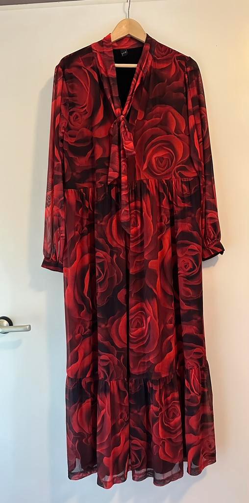 Prachtige jurk blikvanger, Kleding | Dames, Jurken, Nieuw, Maat 46/48 (XL) of groter, Rood, Onder de knie, Ophalen of Verzenden