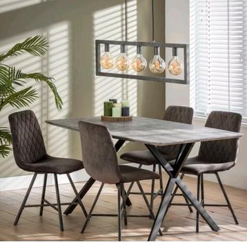 Moderne Eettafel met Metalen Onderstel beschikbaar voor biedingen