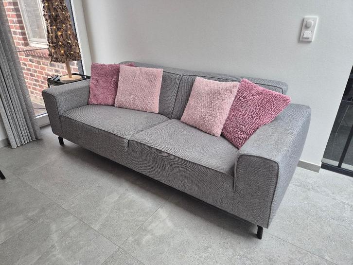 Moderne grijze zetel in nieuwstaat, Huis en Inrichting, Banken | Bankstellen, Zo goed als nieuw, Rechte bank, Driepersoons, 200 tot 250 cm