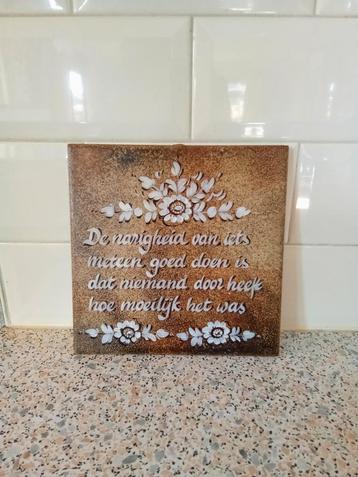 Mooi beschilderde wandtegel met tekst. beschikbaar voor biedingen